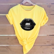 Lovely Casual O Neck Lip Print Yellow Plus Size T-